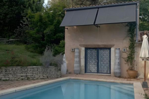 Maisonnette bord de piscine